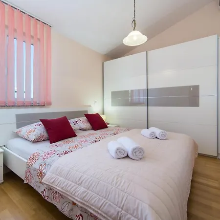 Deluxe Vucko ماكارسكا
